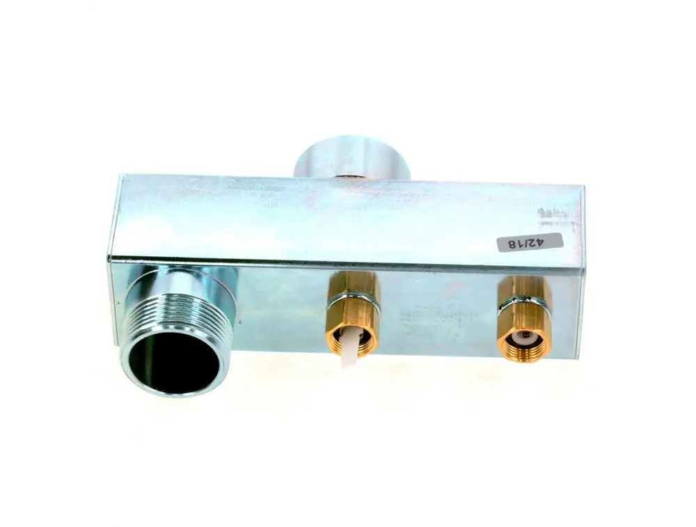 Verchromter metallischer Verteiler mit Anschlussgewinden und drei Ausgängen, hergestellt von Bosch. Eignet sich für Anwendungen in der Heizungs- oder Sanitärtechnik.